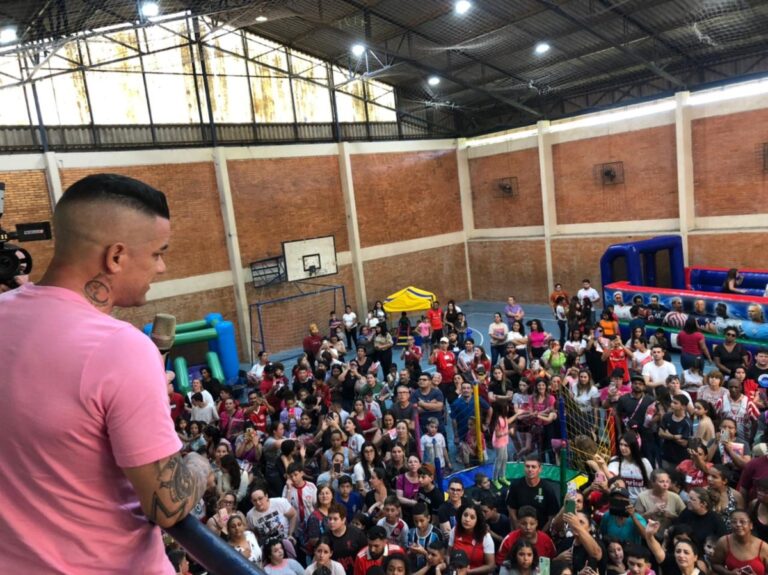 D'Alessandro participa de festa com mais de 2 mil crianças em Canoas