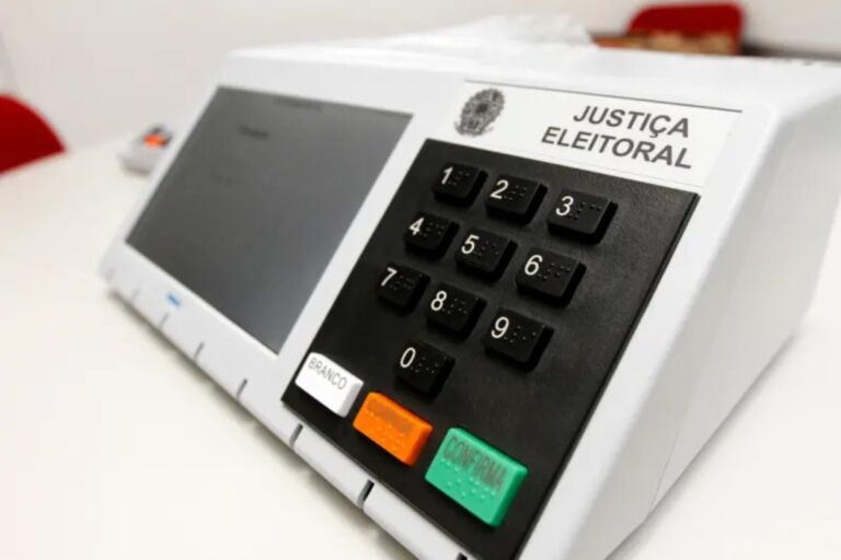 Para garantir que a votação ocorra de maneira transparente e organizada, a Justiça Eleitoral estabelece normas para as eleições.