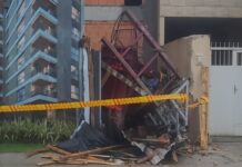 O elevador cai em Imbituba SC no meio de uma obra, deixando ainda duas pessoas gravemente feridas segundo a polícia.
