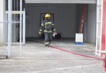 Funcionário de empresa que pegou fogo em Canoas é levado ao hospital