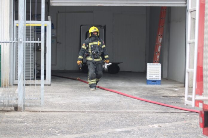 Funcionário de empresa que pegou fogo em Canoas é levado ao hospital