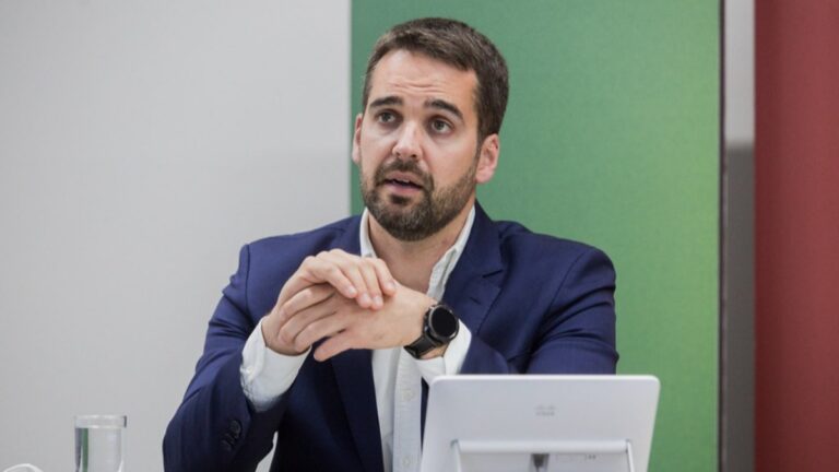 Governador Eduardo Leite anuncia novos uniformes escolares