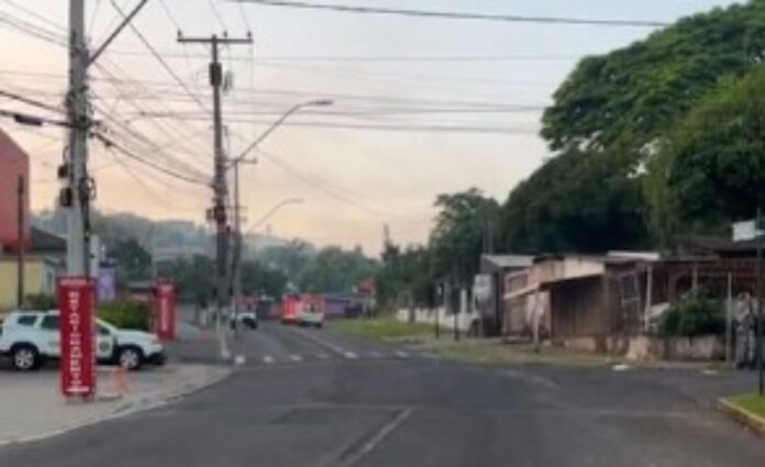 Homem em surto dispara contra polícia e mata pai e policial a tiros