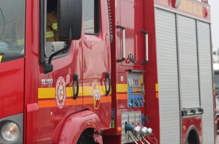 Incêndio em Canoas ao lado de estação da Trensurb mobiliza bombeiros