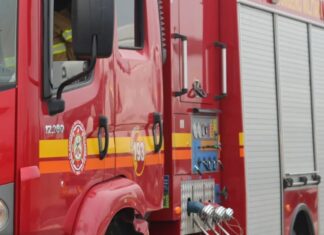 Bombeiros combatem incêndio em residência em Canoas