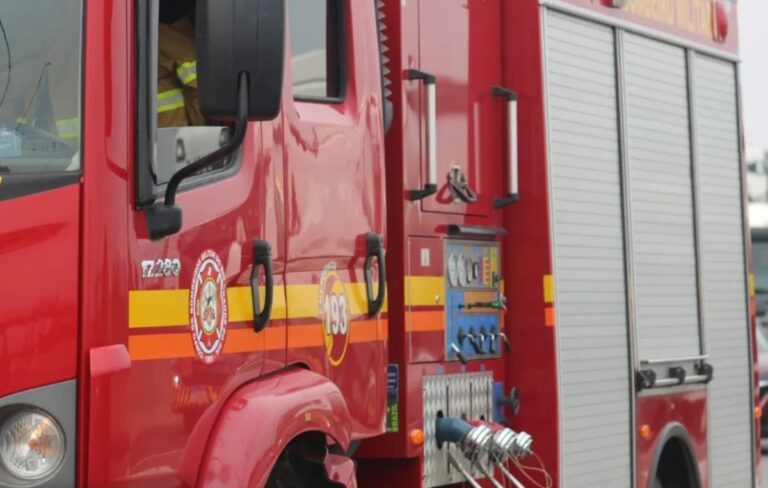 Bombeiros combatem incêndio em residência em Canoas