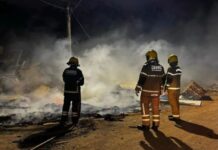 Bombeiros combatem incêndio em avenida em Canoas