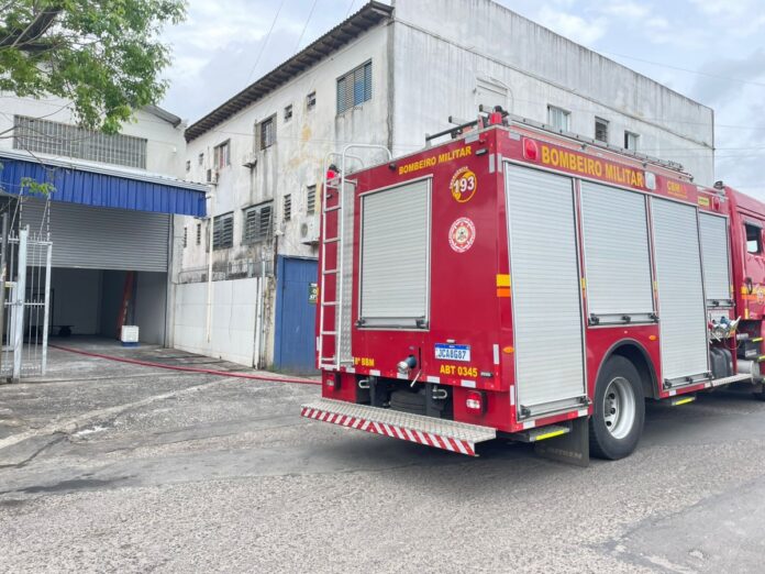 Incêndio atinge empresa de alimentos em Canoas