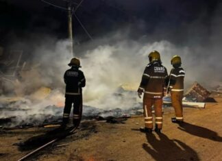 Bombeiros combatem incêndio em avenida em Canoas