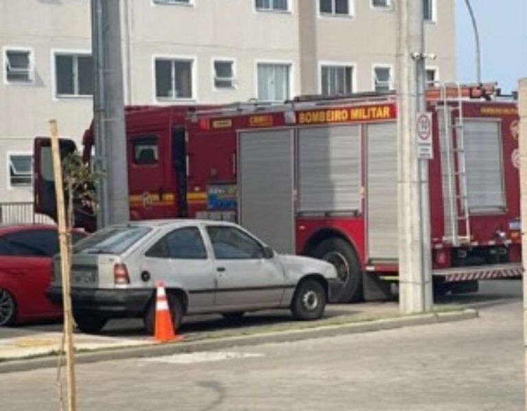 Bombeiros combatem incêndio em condomínio em Canoas