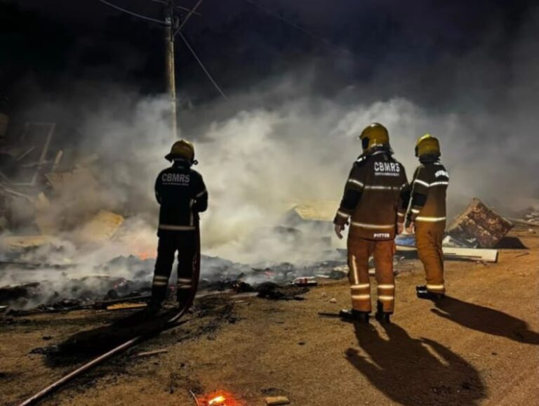 Bombeiros combatem incêndio em avenida em Canoas