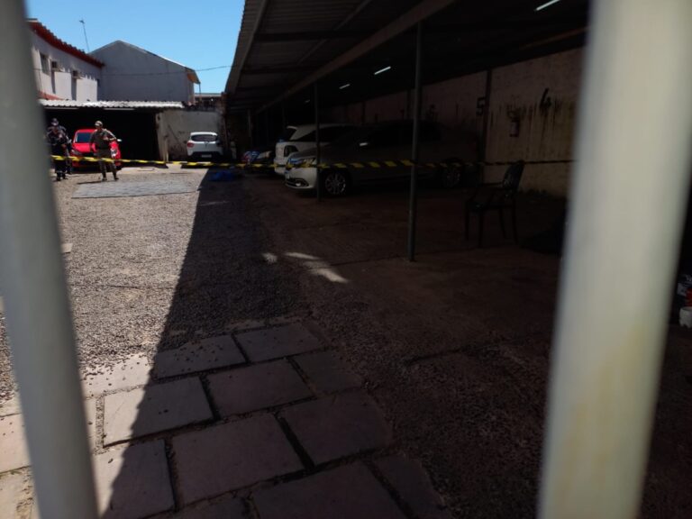 Carro utilizado por criminosos que mataram homens em lavagem de carros em Canoas é encontrado