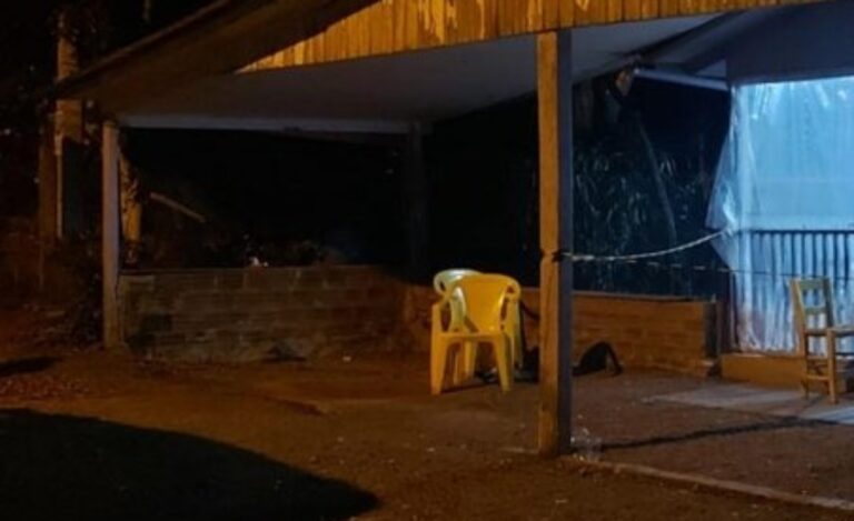 Homem é morto a facadas na frente de bar após briga