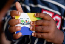 Para garantir o direito ao Bolsa Família, a família deve atender a critérios específicos, como a renda per capita e a composição familiar.