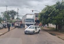 Saiba estado de saúde de mulher que parou embaixo de caminhão após ser atropelada em Canoas