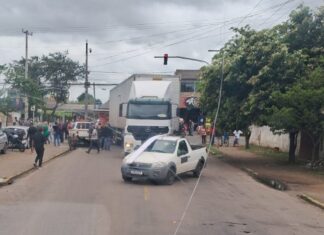 Saiba estado de saúde de mulher que parou embaixo de caminhão após ser atropelada em Canoas