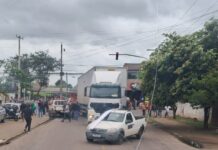 Morre mulher atropelada por caminhão em Canoas; Ela parou embaixo do veículo