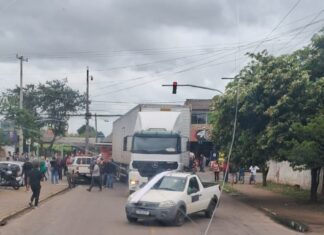 Morre mulher atropelada por caminhão em Canoas; Ela parou embaixo do veículo