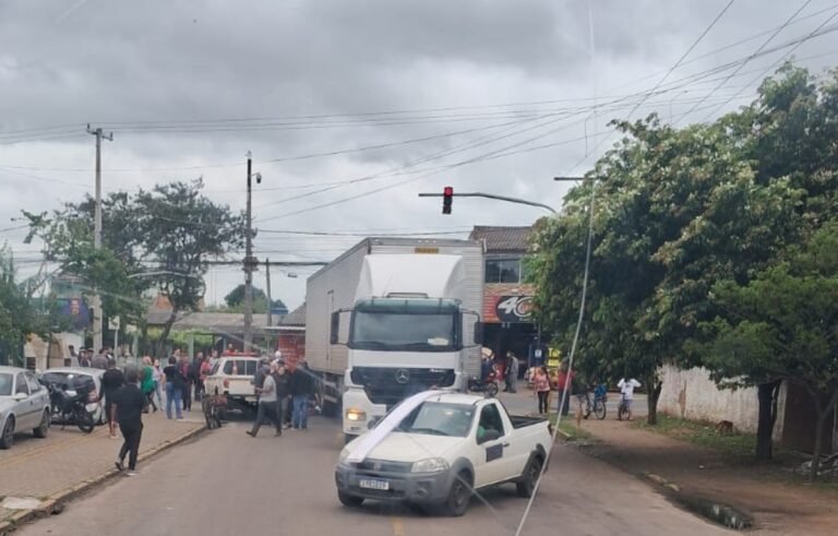Morre mulher atropelada por caminhão em Canoas; Ela parou embaixo do veículo