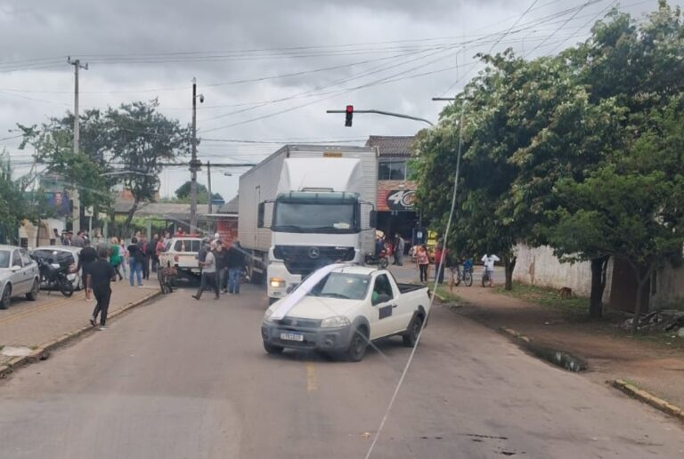 Mulher é atropelada por caminhão em Canoas