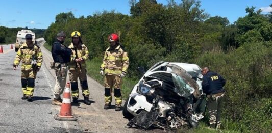 Mulher morre em colisão frontal com carreta