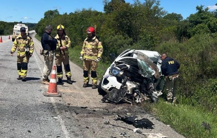 Mulher morre em colisão frontal com carreta