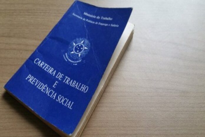 A medida visa diminuir os gastos do Governo com o seguro-desemprego, utilizando o dinheiro pago em multas do FGTS para custear o benefício.