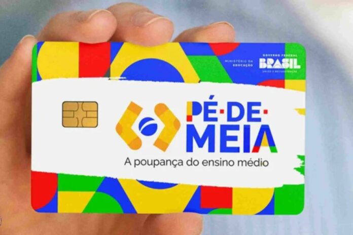 Os beneficiários podem consultar os depósitos do Pé-de-meia através do aplicativo Jornada do Estudante, do Ministério da Educação.