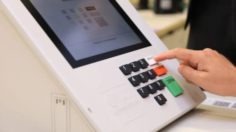 Neste domingo, 27, cerca de 33,9 milhões de brasileiros vão às urnas para decidir o segundo turno das eleições municipais de 2024 em 51 cidades, incluindo 15 capitais. A votação ocorre das 8h às 17h, no horário de Brasília. Logo após o fechamento das urnas, às 17h, começa a contagem dos votos, e o Tribunal Superior Eleitoral (TSE) estima que os resultados estarão disponíveis até as 20h.