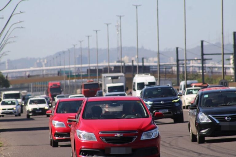 BR-116 está parada em ambos os sentidos em Canoas; Entenda o motivo