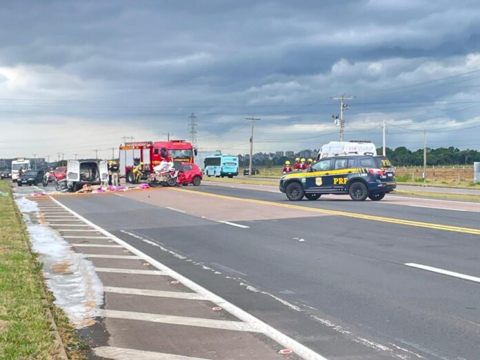 BR-386: rodovia está totalmente bloqueada em Canoas após acidente com duas mortes