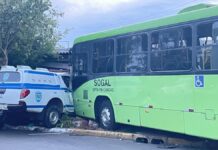 viatura e ônibus invadem casa em Canoas