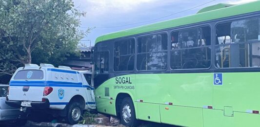 viatura e ônibus invadem casa em Canoas