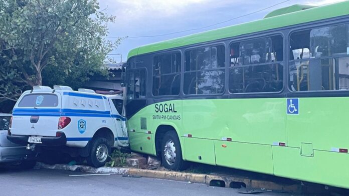 viatura e ônibus invadem casa em Canoas