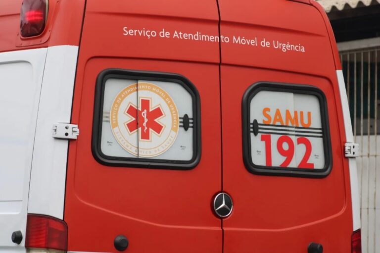 Carro capota em acidente em Canoas; Criança está entre feridos