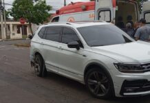 Motorista fica ferida após carro capotar em acidente em Canoas