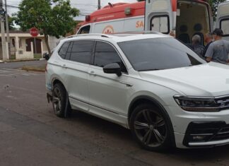 Motorista fica ferida após carro capotar em acidente em Canoas