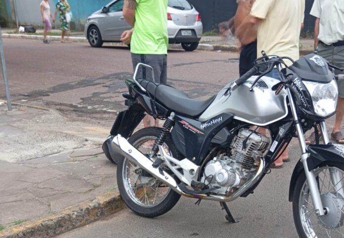 Casal fica ferido em acidente entre carro e moto em Canoas