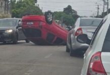 Mais um carro capota durante acidente em Canoas