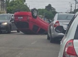 Mais um carro capota durante acidente em Canoas