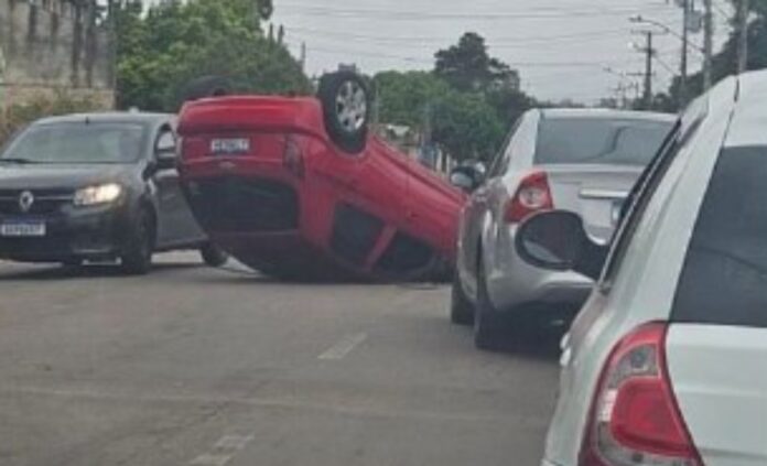 Mais um carro capota durante acidente em Canoas