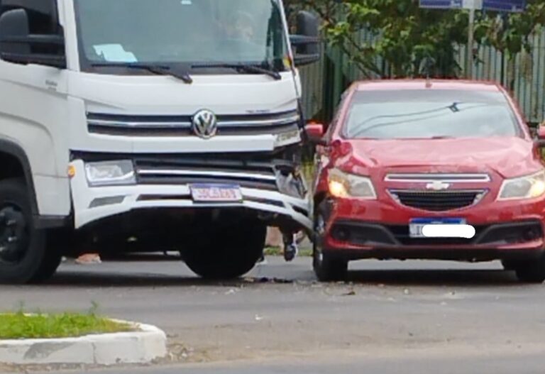 Acidente entre carro e caminhão bloqueia cruzamento em Canoas