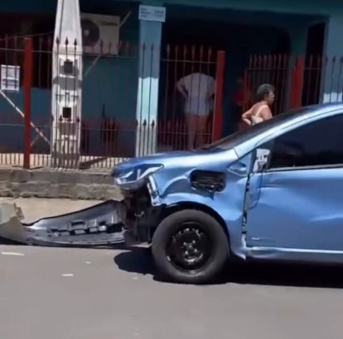 Acidente enre carro e moto deixa um ferido em Canoas