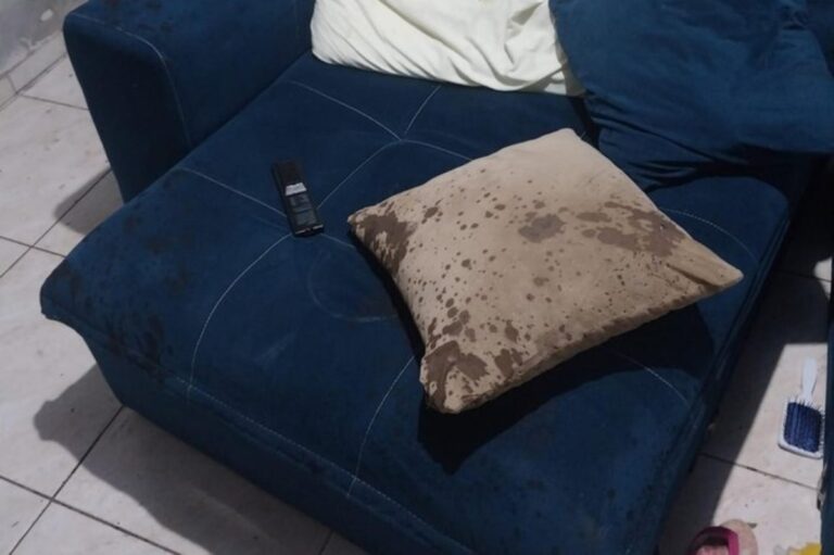 Adolescente de 15 anos joga óleo quente na mãe e irmã de quatro anos