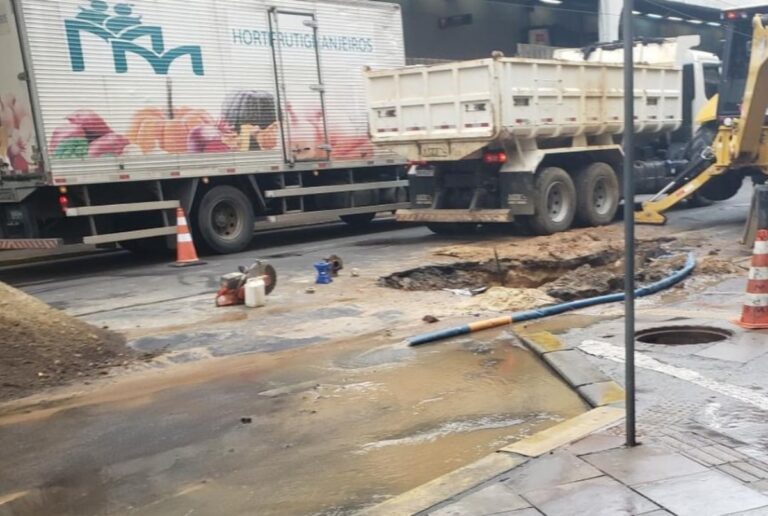 Vazamento deixa cinco bairros sem água em Canoas
