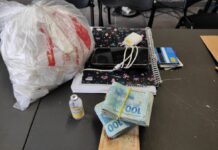 Nesta terça-feira (5), a Polícia Civil deflagrou uma operação contra um grupo criminoso que aplicava o golpe do bilhete premiado em Canoas, prendendo o líder da quadrilha responsável pelo esquema. Segundo a Delegada Luciane Bertoletti, a investigação teve início após um crime ocorrido no início do ano, onde uma vítima idosa, que trabalha como costureira, sofreu um prejuízo de R$ 172 mil.