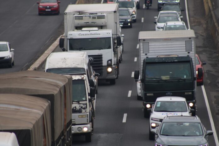 BR-116: rodovia tem trânsito congestionado em Canoas; Veja motivo