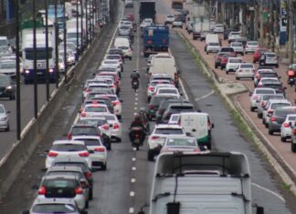 Obras deixam trânsito congestionado na BR-116 em Canoas