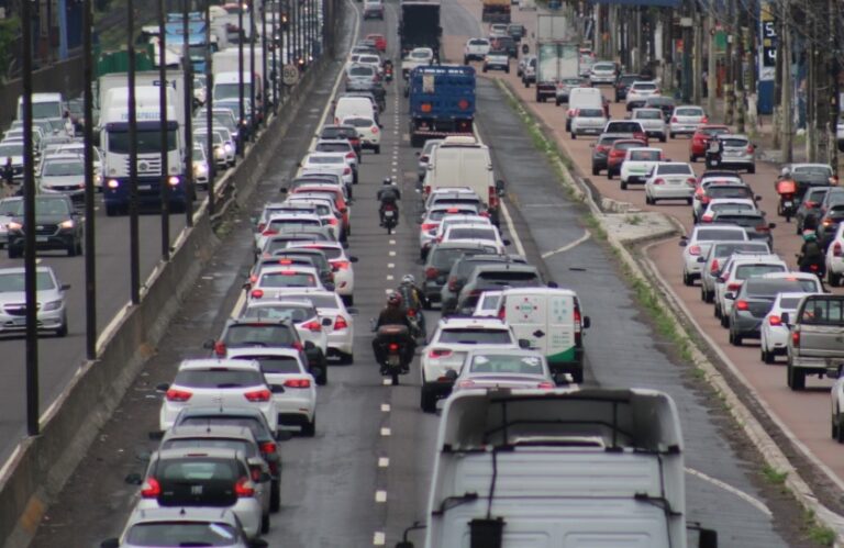 Obras deixam trânsito congestionado na BR-116 em Canoas