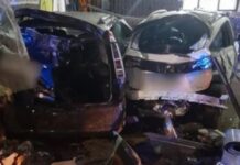 BR-116: caminhão sai da pista, invade calçada e colide contra três carros em Canoas
